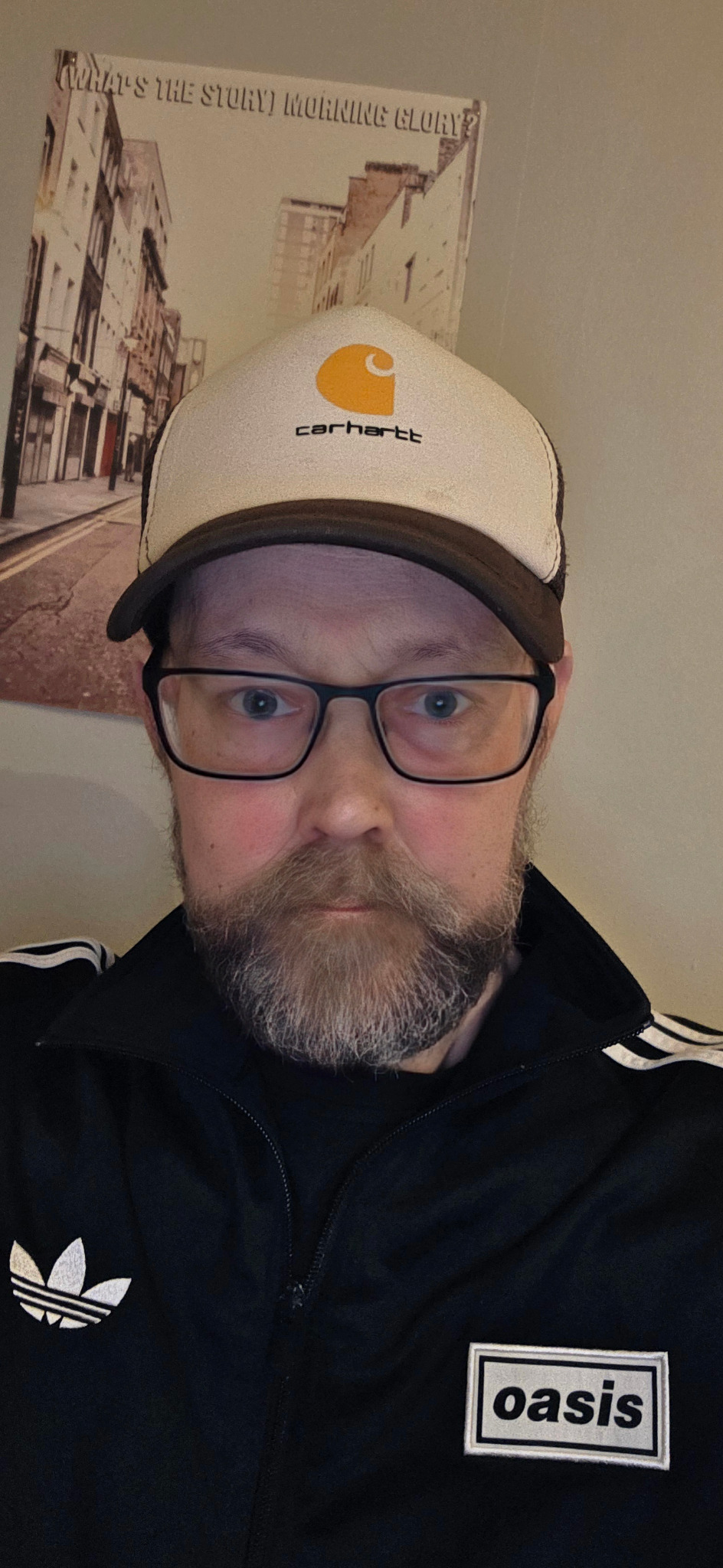 Stefan, personen bakom SNORBROMZ, i Oasis-tröja